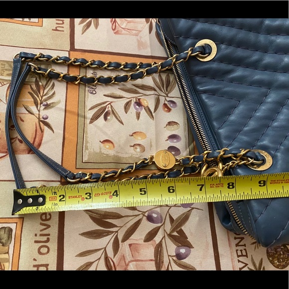 Like new! Vintage Chanel Navy chevron - Picture 7 of 16